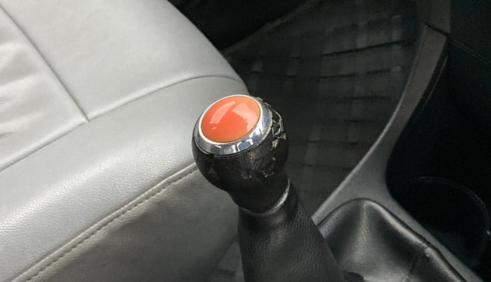 2011 Toyota Etios G, Petrol, Manual, 61,625 km, Gear lever - Knob has minor damage