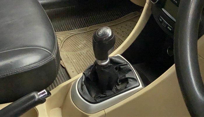 2012 Hyundai Verna FLUIDIC 1.6 CRDI SX, Diesel, Manual, 70,330 km, Gear lever - Knob cover torn