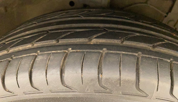 2014 Maruti Ertiga ZDI, Diesel, Manual, 86,372 km, Right Front Tyre Tread
