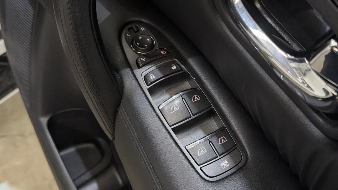 2020 Nissan Patrol Ti-l (4x4), Automatic, 110461 km, Drivers Side Door Panel Controls