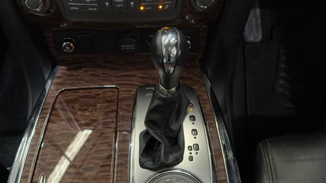 2020 Nissan Patrol Ti-l (4x4), Automatic, 110461 km, Gear Lever 