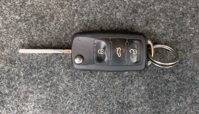 2010 Volkswagen Vento HIGHLINE 1.6 MPI, Petrol, Manual, 1,05,484 km, Lock system - Dork lock functional only from remote key