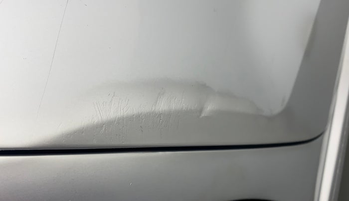 2010 Volkswagen Vento HIGHLINE 1.6 MPI, Petrol, Manual, 1,05,484 km, Right rear door - Paint has faded