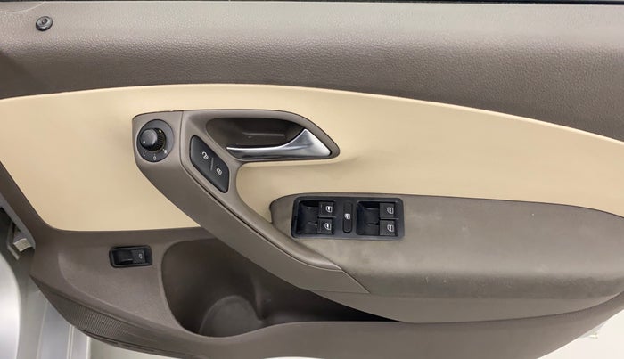 2010 Volkswagen Vento HIGHLINE 1.6 MPI, Petrol, Manual, 1,05,484 km, Driver Side Door Panels Control