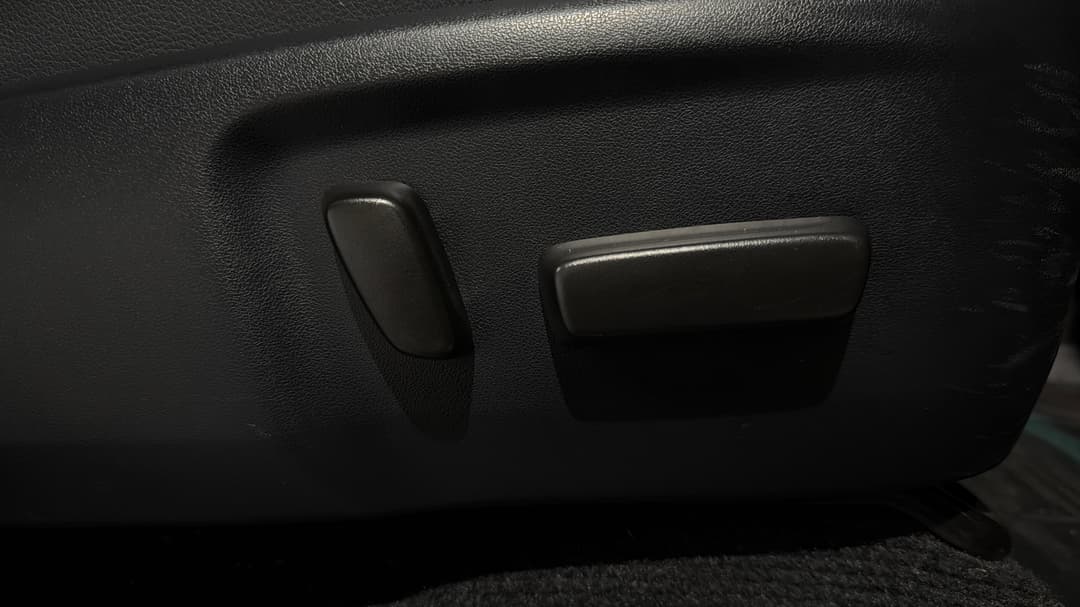 2022 Toyota Hilux Sr5 + Premium Interior (4x4), Automatic, 62239 km, Drivers Side Adjustment Panel
