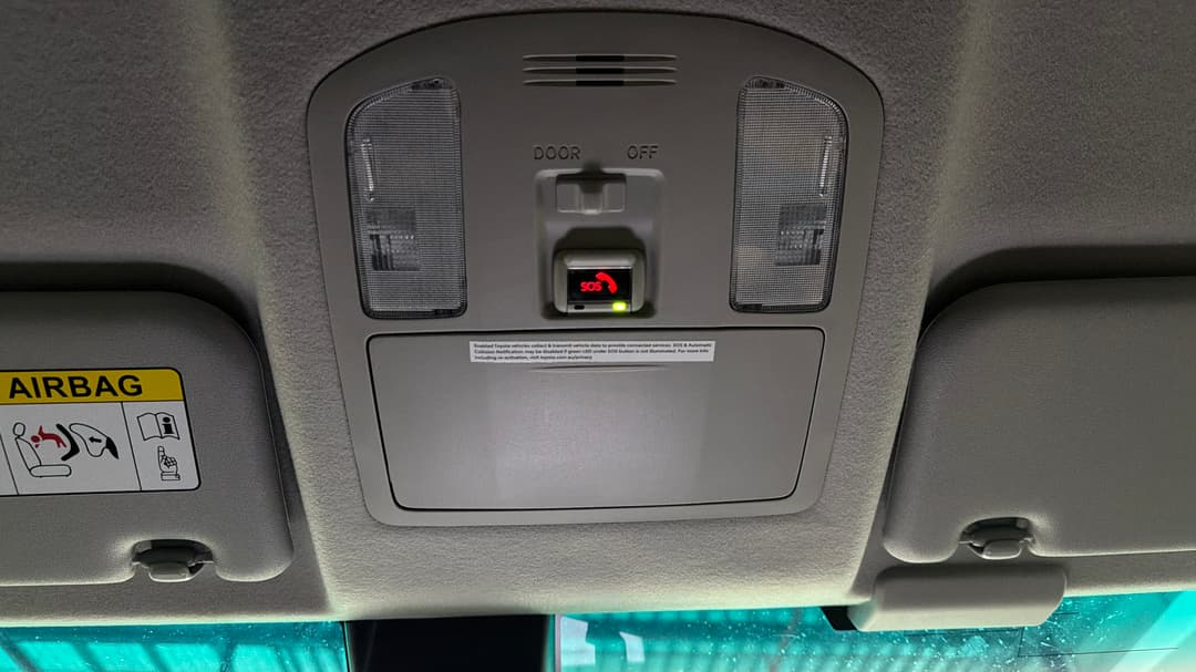 2022 Toyota Hilux Sr5 + Premium Interior (4x4), Automatic, 62239 km, On-Roof Controls/Sunglass holder