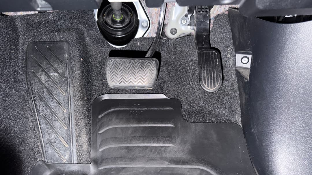 2022 Toyota Hilux Sr5 + Premium Interior (4x4), Automatic, 62239 km, Pedals and Footmat