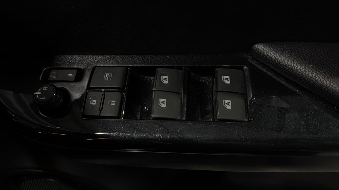 2022 Toyota Hilux Sr5 + Premium Interior (4x4), Automatic, 62239 km, Drivers Side Door Panel Controls