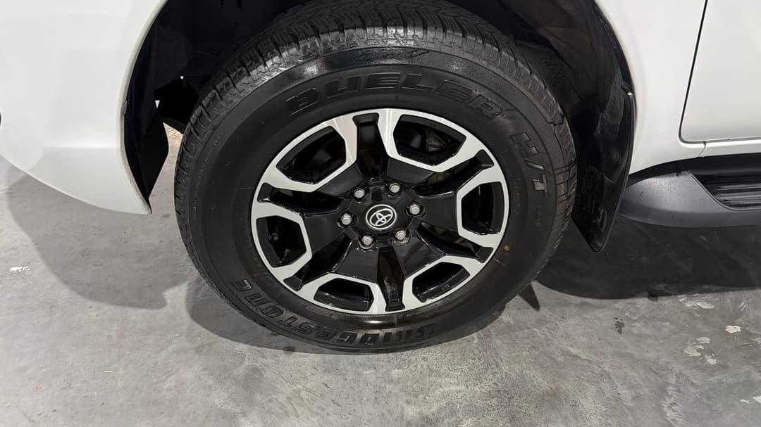 2022 Toyota Hilux Sr5 + Premium Interior (4x4), Automatic, 62239 km, Left Front Wheel