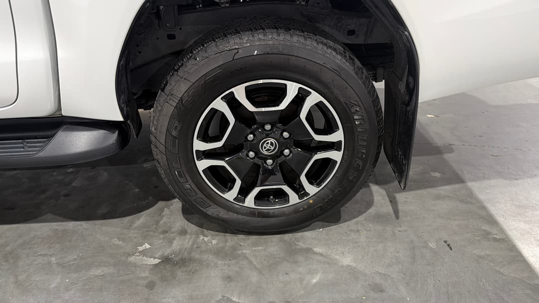 2022 Toyota Hilux Sr5 + Premium Interior (4x4), Automatic, 62239 km, Left Rear Wheel