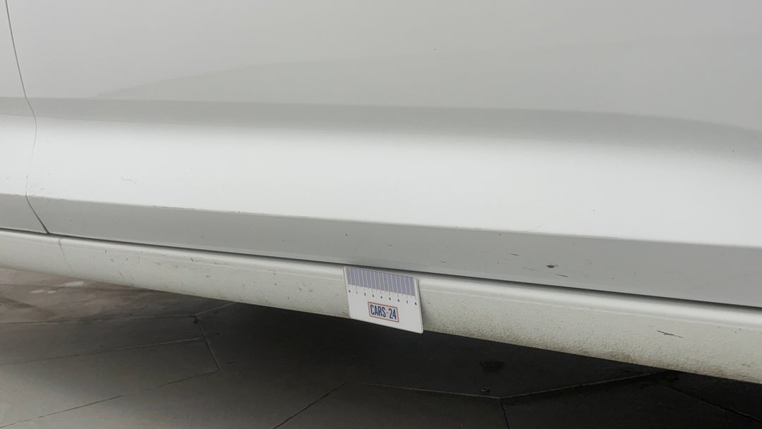 2019 Holden Commodore Lt (5yr), Automatic, 55014 km, Doors Front RHS Chip