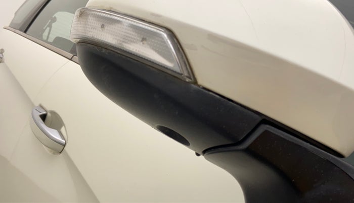 2018 Mahindra MARAZZO M8 7 STR, Diesel, Manual, 75,436 km, Right rear-view mirror - Cover has minor damage