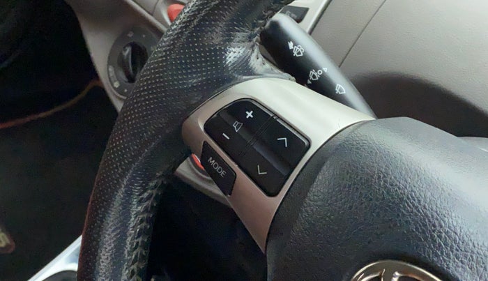 2011 Toyota Etios VX, Petrol, Manual, 64,947 km, Steering wheel - Sound system control has minor damage