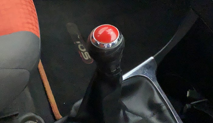 2011 Toyota Etios VX, Petrol, Manual, 64,947 km, Gear lever - Knob has minor damage