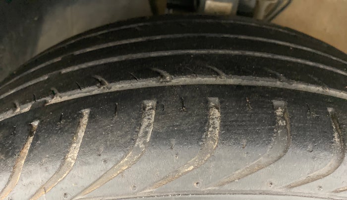 2017 Volkswagen Ameo COMFORTLINE 1.2, Petrol, Manual, 35,580 km, Left Front Tyre Tread