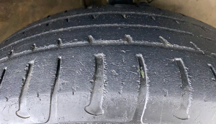 2014 Maruti Ritz ZXI, Petrol, Manual, 63,613 km, Right Front Tyre Tread