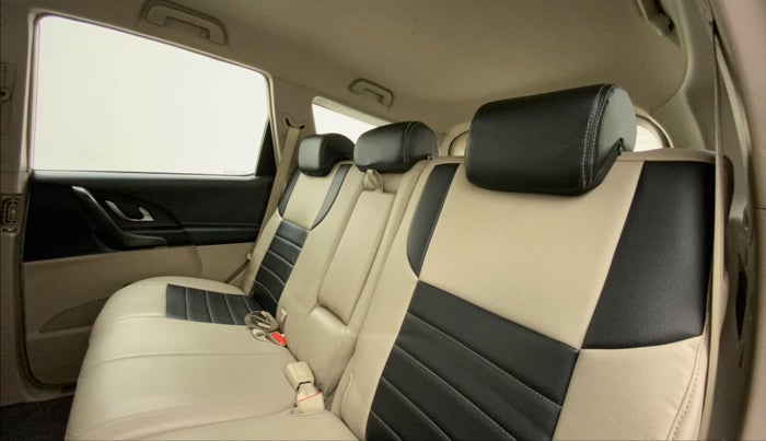 2017 Mahindra XUV500 W6, Diesel, Manual, 69,651 km, Right Side Rear Door Cabin