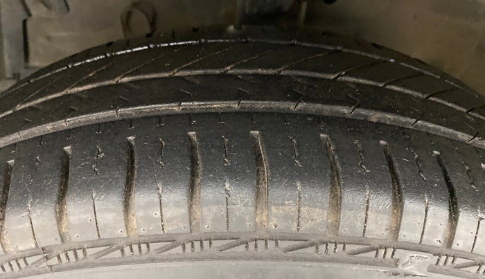 2015 Maruti Swift VXI, Petrol, Manual, 59,406 km, Left Front Tyre Tread