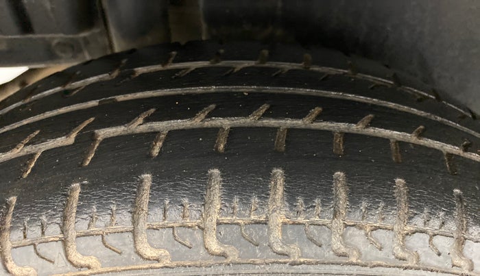 2015 Maruti Swift VXI, Petrol, Manual, 59,406 km, Right Rear Tyre Tread