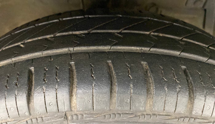 2015 Maruti Swift VXI, Petrol, Manual, 59,406 km, Right Front Tyre Tread