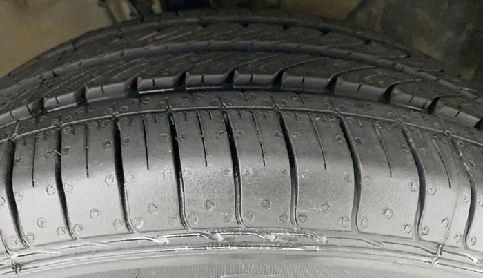 2017 Hyundai Elite i20 SPORTZ 1.2, CNG, Manual, 39,939 km, Right Front Tyre Tread