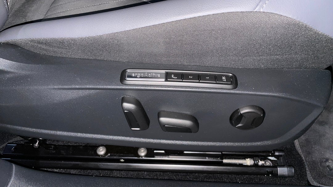 2025 Volkswagen Id.4 Pro, Automatic, 6405 km, Drivers Side Adjustment Panel