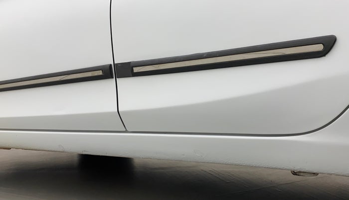 2015 Maruti Ciaz VXI+, Petrol, Manual, 95,738 km, Left running board - Paint has minor damage