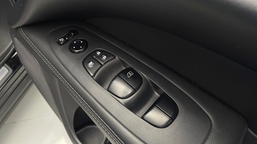 2017 Nissan Pathfinder Ti (4x4), Automatic, 37624 km, Drivers Side Door Panel Controls