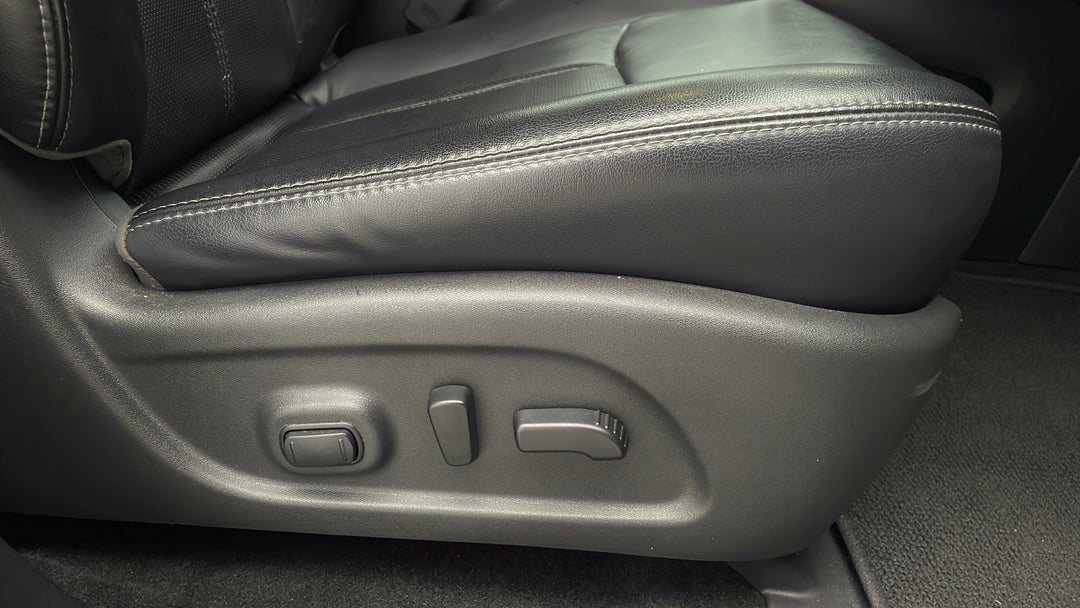 2017 Nissan Pathfinder Ti (4x4), Automatic, 37624 km, Drivers Side Adjustment Panel