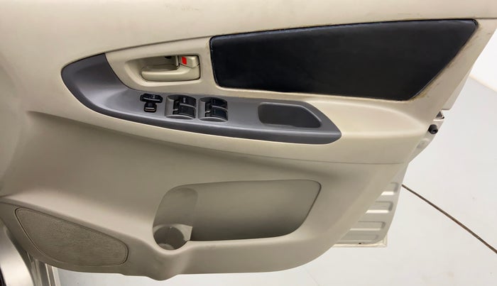 2012 Toyota Innova 2.5 GX 8 STR BS IV, Diesel, Manual, 1,13,870 km, Driver Side Door Panels Control