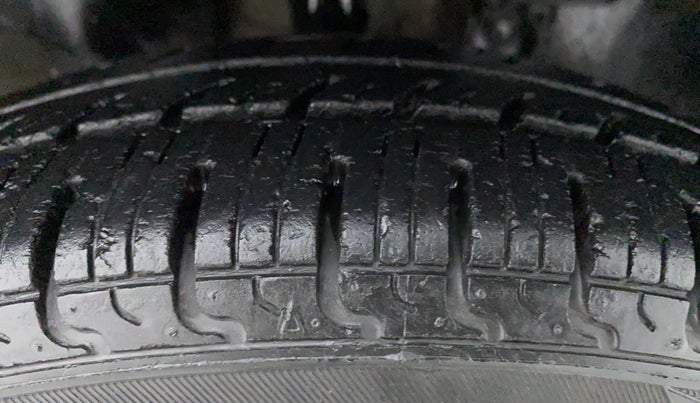 2017 Renault Kwid 1.0 RXT, Petrol, Manual, 43,773 km, Right Front Tyre Tread