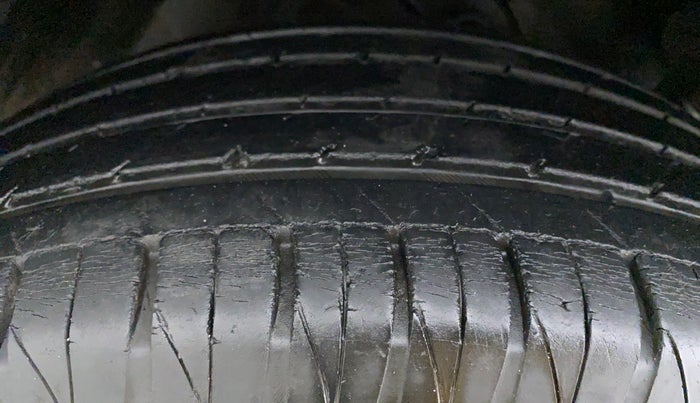 2016 Maruti Vitara Brezza ZDI PLUS DUAL TONE, Diesel, Manual, 39,842 km, Left Front Tyre Tread