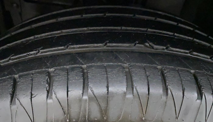 2016 Maruti Vitara Brezza ZDI PLUS DUAL TONE, Diesel, Manual, 39,842 km, Right Rear Tyre Tread