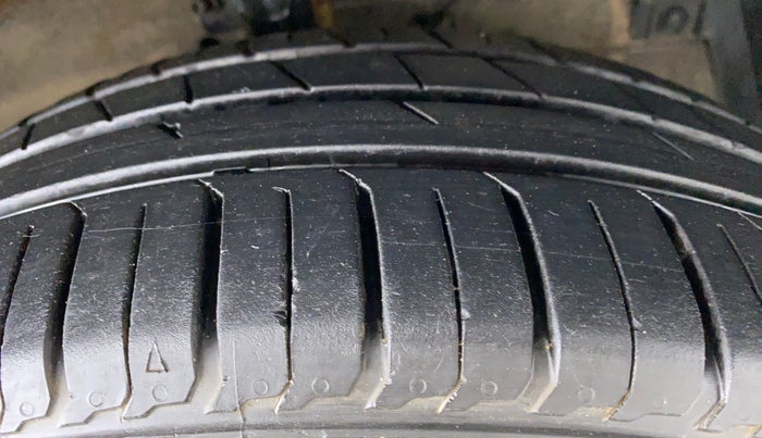 2015 Maruti Ciaz VXI PLUS, Petrol, Manual, 90,387 km, Right Front Tyre Tread