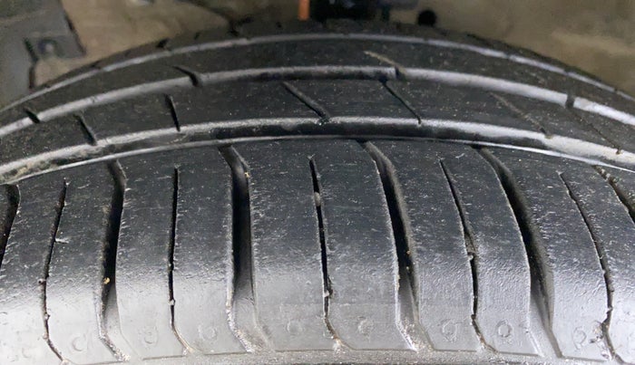 2015 Maruti Ciaz VXI PLUS, Petrol, Manual, 90,387 km, Left Front Tyre Tread