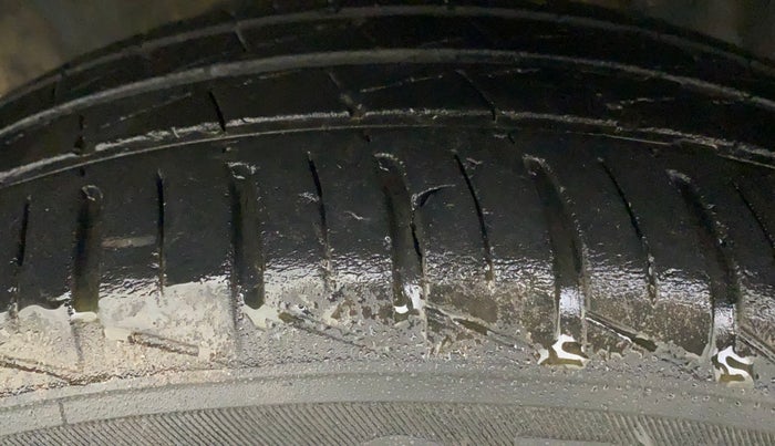 2014 Toyota Etios Liva G, CNG, Manual, 79,418 km, Left Front Tyre Tread
