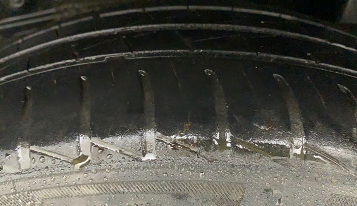 2014 Toyota Etios Liva G, CNG, Manual, 79,418 km, Left Rear Tyre Tread