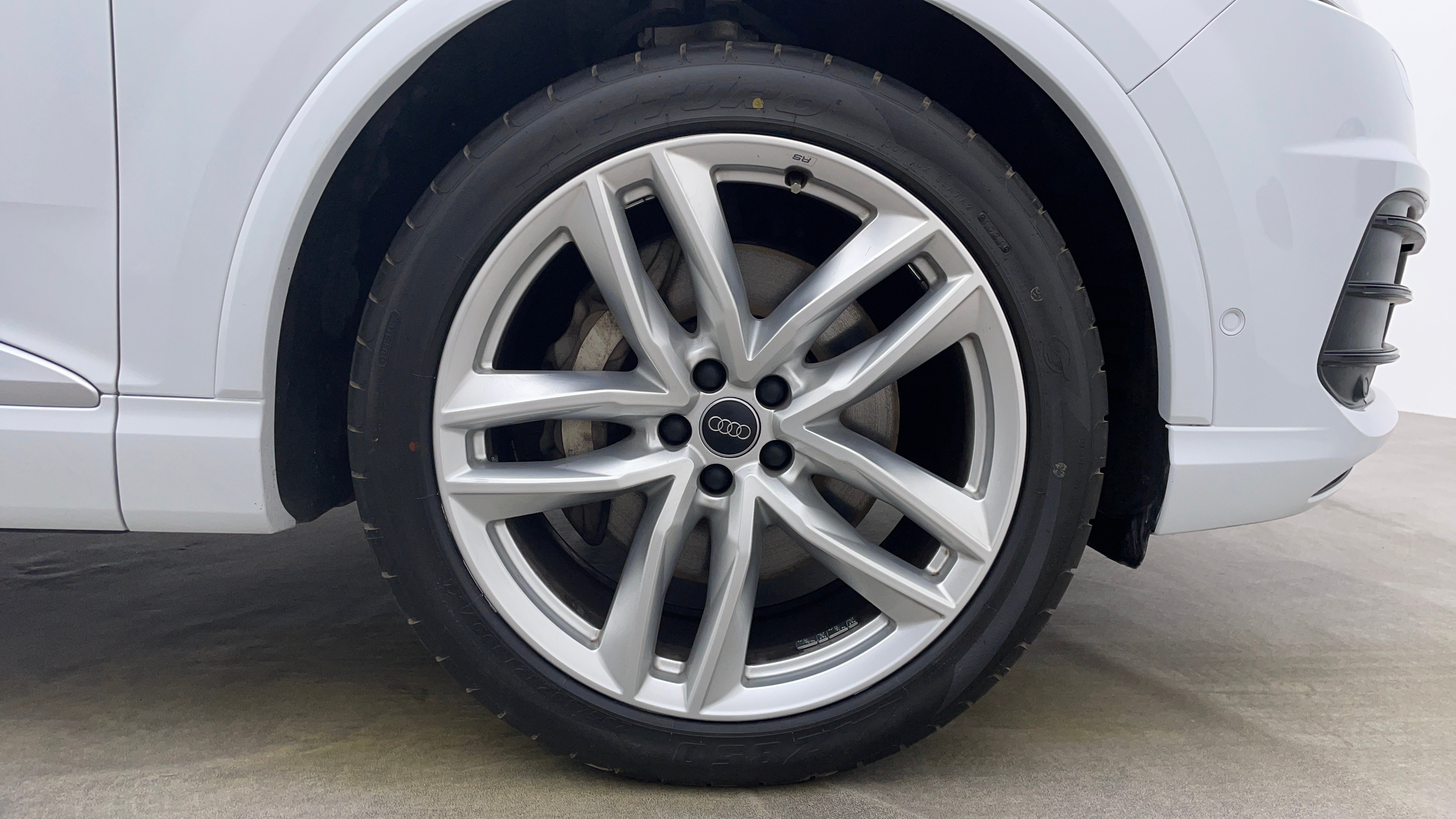 Audi Q7-Right Front Tyre
