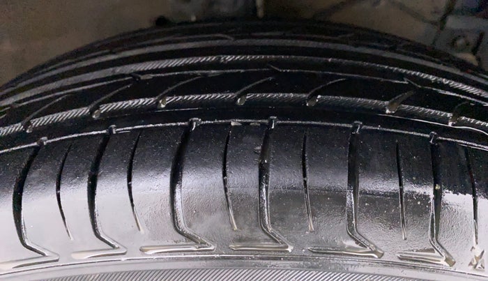 2015 Maruti Swift VDI ABS, Diesel, Manual, 89,147 km, Right Front Tyre Tread
