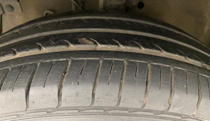 2014 Maruti Swift Dzire ZXI, Petrol, Manual, 1,22,178 km, Left Front Tyre Tread