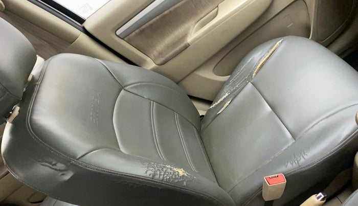 2013 Maruti Ertiga ZDI, Diesel, Manual, 1,43,856 km, Front left seat (passenger seat) - Cover slightly torn