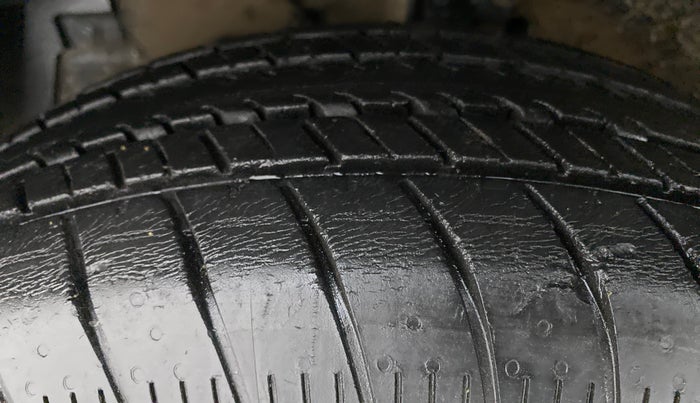 2017 Maruti Swift ZXI D, Petrol, Manual, 33,891 km, Left Front Tyre Tread