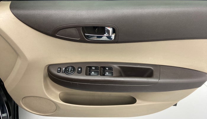 2011 Hyundai i20 SPORTZ 1.2 O, Petrol, Manual, 83,955 km, Driver Side Door Panels Control