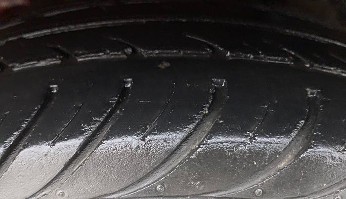 2013 Hyundai Eon MAGNA PLUS, Petrol, Manual, 73,067 km, Left Rear Tyre Tread