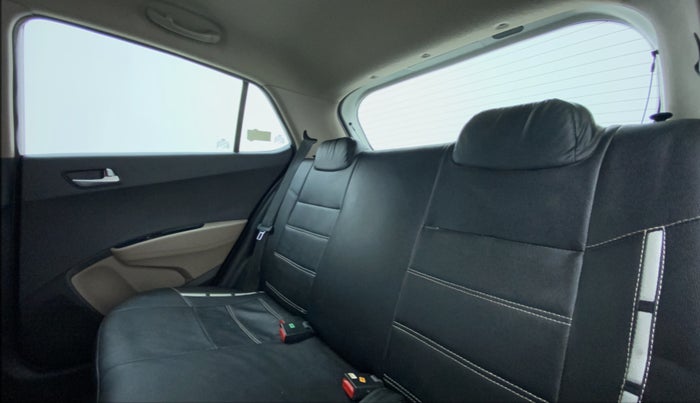 2016 Hyundai Grand i10 SPORTZ 1.2 KAPPA VTVT, CNG, Manual, 63,756 km, Right Side Rear Door Cabin