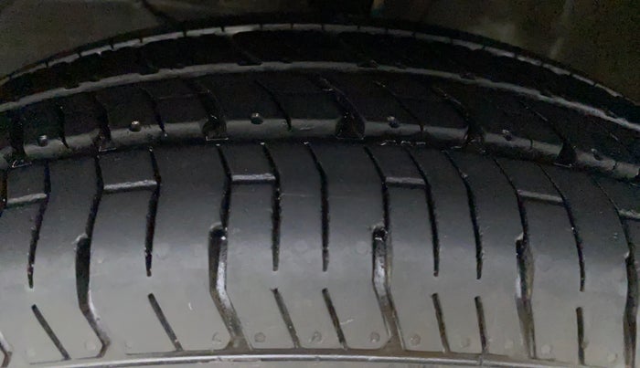 2018 Maruti Dzire VDI, Diesel, Manual, 33,421 km, Right Front Tyre Tread