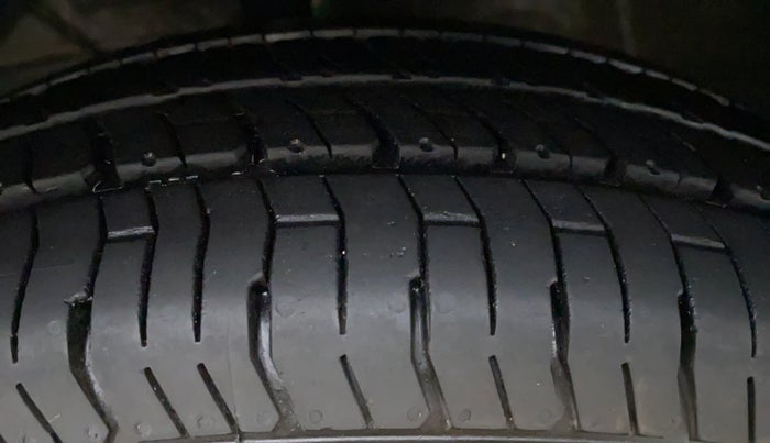 2018 Maruti Dzire VDI, Diesel, Manual, 33,421 km, Right Rear Tyre Tread