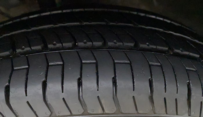 2018 Maruti Dzire VDI, Diesel, Manual, 33,421 km, Left Rear Tyre Tread
