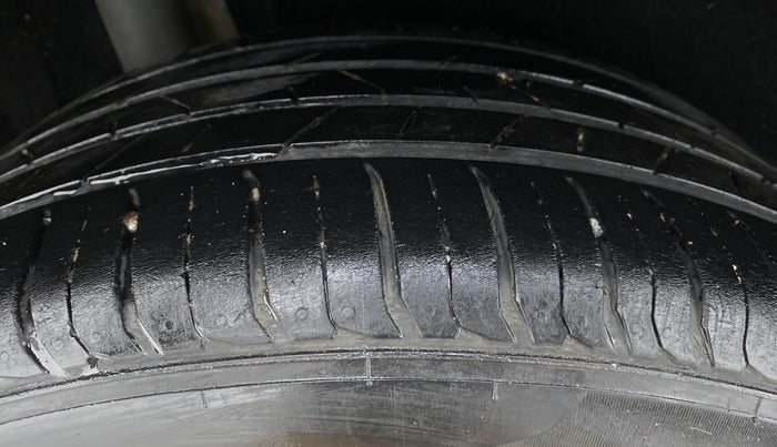 2018 Maruti Vitara Brezza ZDI, Diesel, Manual, 67,662 km, Right Rear Tyre Tread