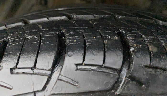 2013 Maruti Ertiga ZDI, Diesel, Manual, 42,942 km, Left Front Tyre Tread
